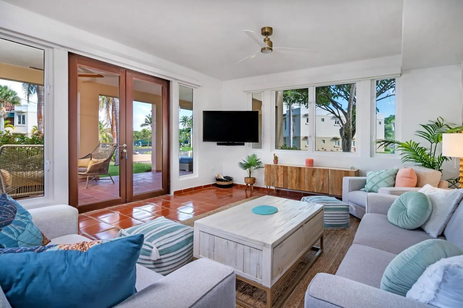 Villa Gem Tropical Charm Prime Location Sabana