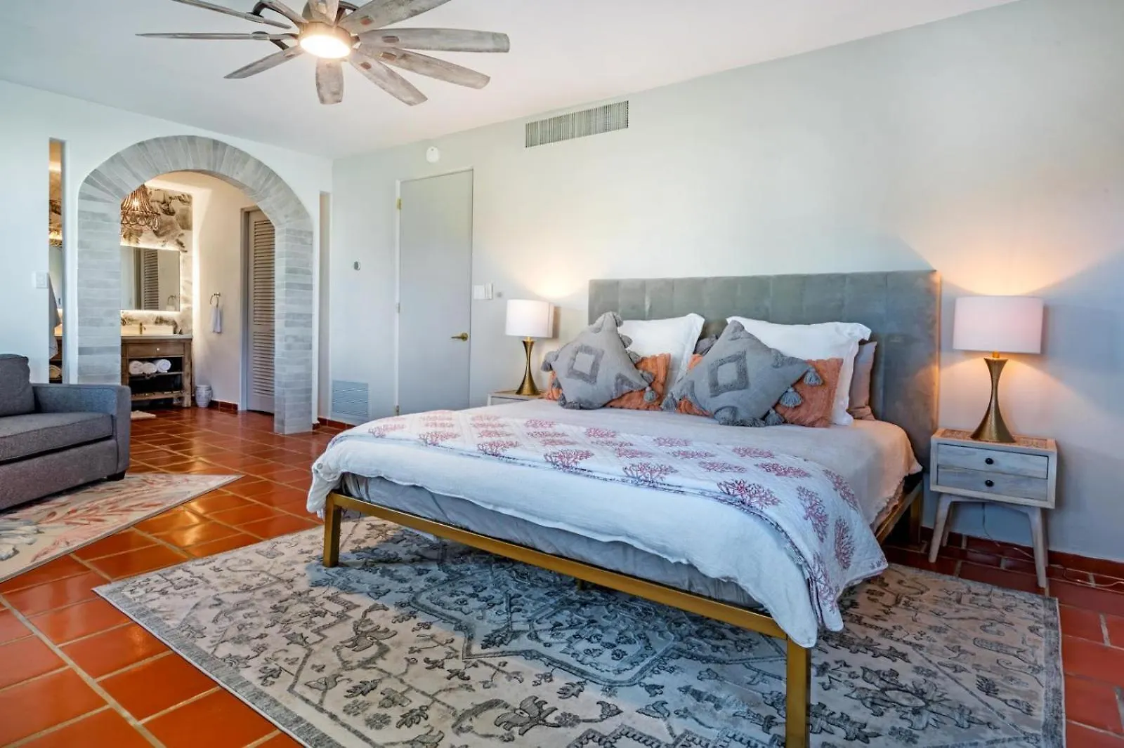 Villa Gem Tropical Charm Prime Location Sabana